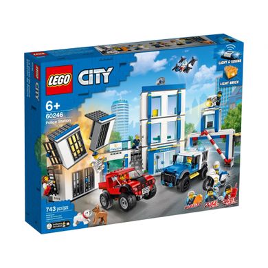 Блоковий конструктор LEGO City Поліцейська дільниця (60246)