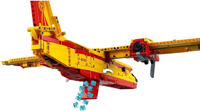 Блоковый конструктор LEGO Technic Пожарный самолет (42152)