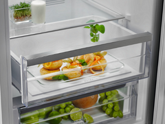 Холодильник з морозильною камерою Electrolux LNC7ME32W2