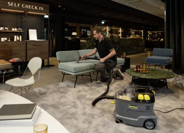 Профессиональный моющий пылесос Karcher Puzzi 8/1 (1.100-240.0)  Фото №0