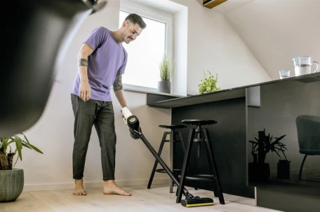 Вертикальний + ручний пилосос (2в1) Karcher VC 4 Cordless Premium myHome (1.198-640.0)  Фото №2