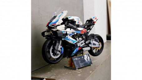 LEGO Technic BMW M 1000 RR (42130)  Фото №1