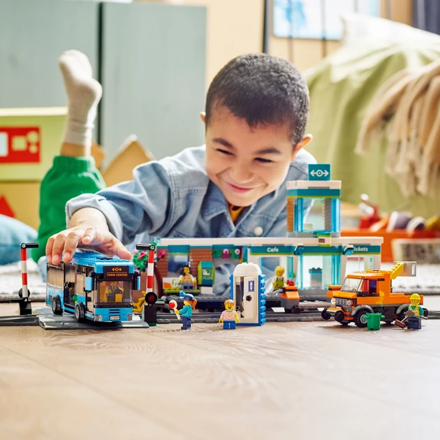 Блоковий конструктор LEGO Железнодорожная станция (60335)  Фото №1