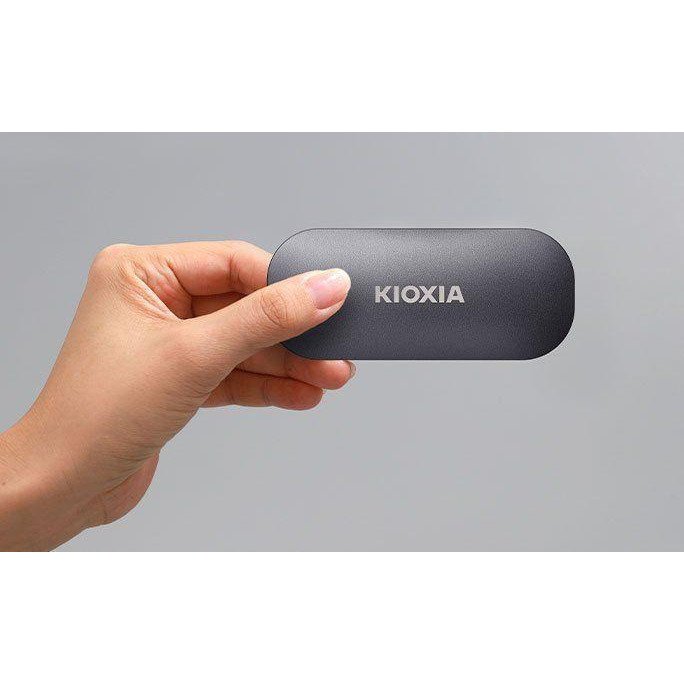 SSD накопичувач Kioxia Exceria Plus Portable 500 GB Grey (LXD10S500GG8)  Фото №1