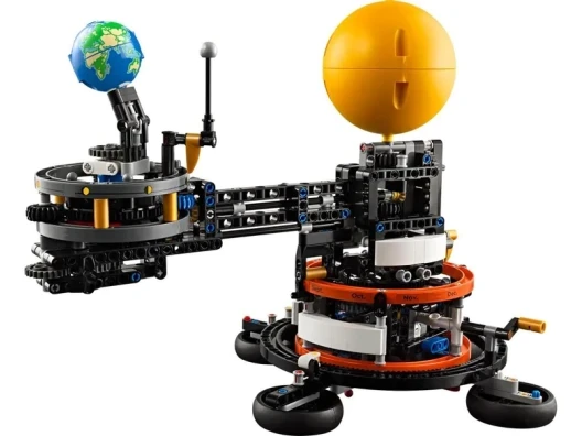 Блоковый конструктор LEGO Планета Земля и Луна на орбите (42179)  Фото №0