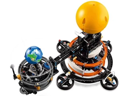 Блоковый конструктор LEGO Планета Земля и Луна на орбите (42179)  Фото №1