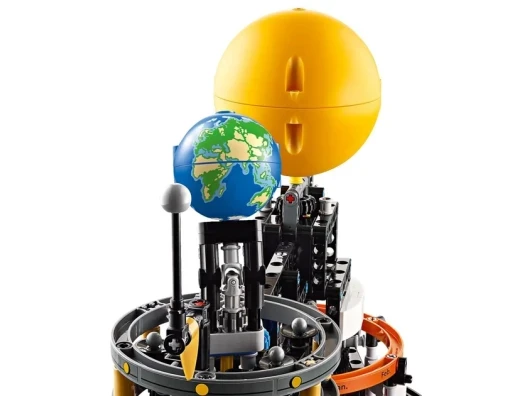 Блоковый конструктор LEGO Планета Земля и Луна на орбите (42179)  Фото №2