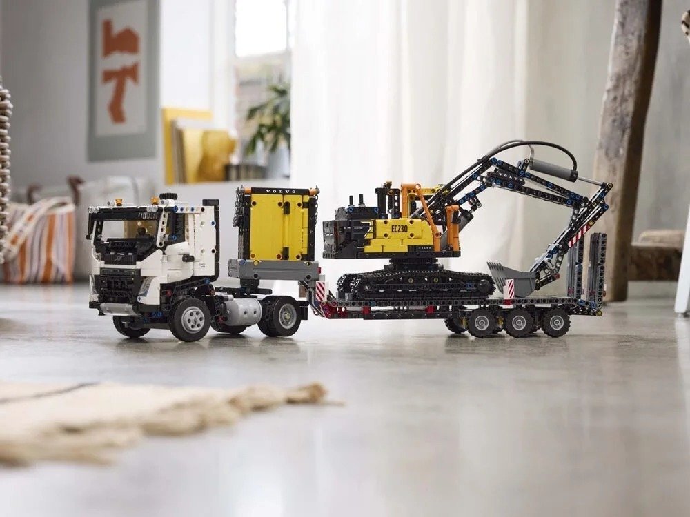 Авто-конструктор LEGO Вантажівка Volvo FMX та електричний екскаватор EC230 (42175)  Фото №7