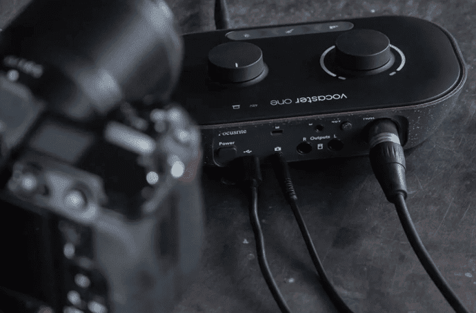 Комплект для звукозапису Focusrite Vocaster One Studio  Фото №0