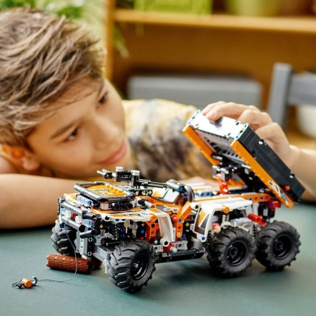 Авто-конструктор LEGO Внедорожный грузовик (42139) Авто-конструктор LEGO Внедорожный грузовик (42139)  Фото №1