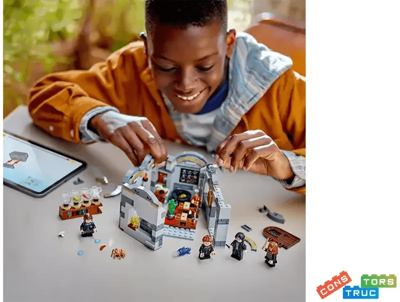 Блоковый конструктор LEGO Harry Potter Замок Хогвартс: класс зельеварения (76431)  Фото №1