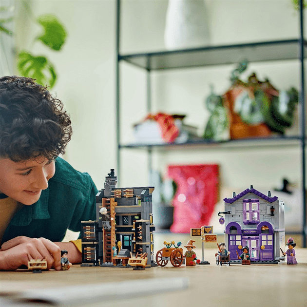 Блоковий конструктор LEGO Harry Potter Лавка Оллівандера та ательє мадам Малкін (76439)  Фото №1