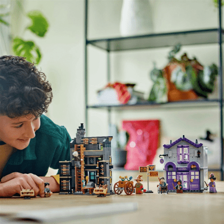 Блоковий конструктор LEGO Harry Potter Лавка Оллівандера та ательє мадам Малкін (76439)  Фото №1