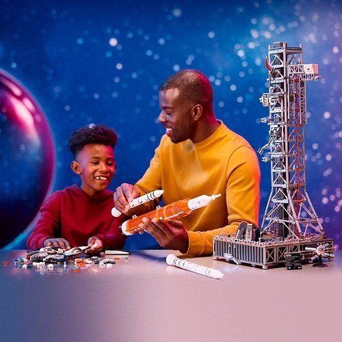 Блоковый конструктор LEGO Icons Система космического запуска НАСА Артемида (10341)  Фото №9