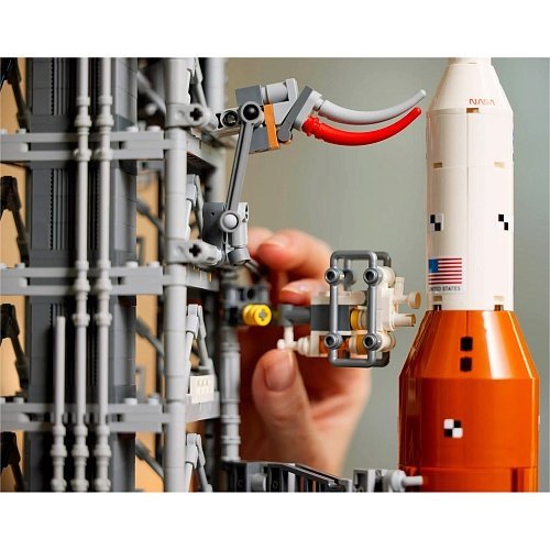 Блоковый конструктор LEGO Icons Система космического запуска НАСА Артемида (10341)  Фото №13