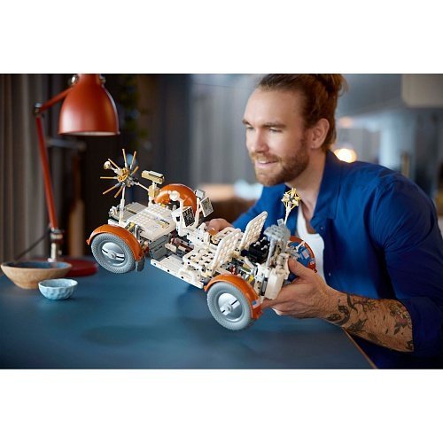 Блоковый конструктор LEGO Лунный автомобиль NASA Apollo (42182)  Фото №13