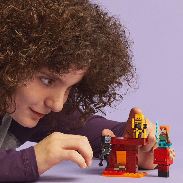 Блоковый конструктор LEGO Minecraft Битва со скамьей в Незере (21266)  Фото №2