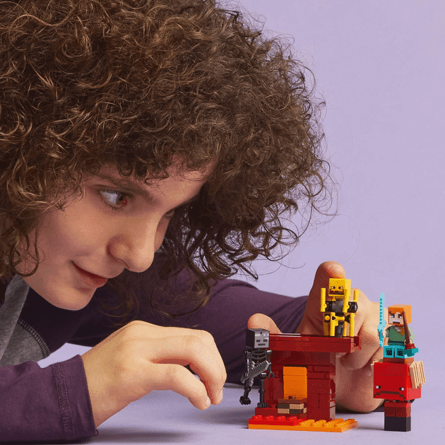 Блоковий конструктор LEGO Minecraft Битва з лавою у Незері (21266)  Фото №2